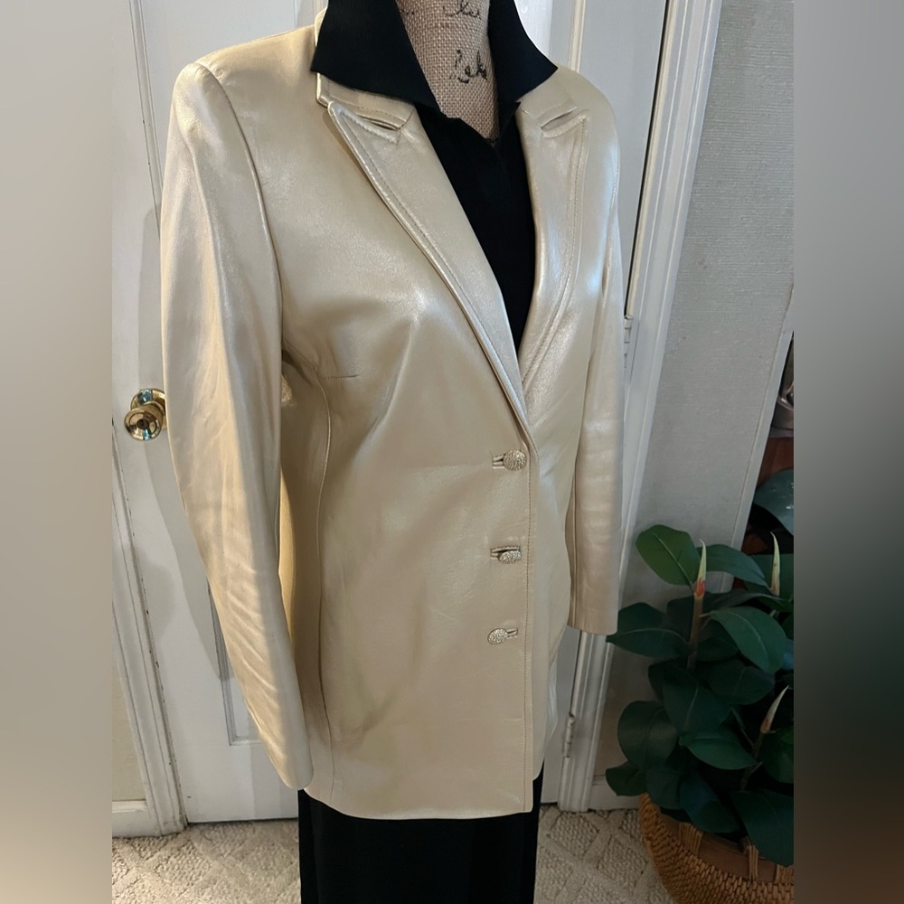 St John Elegant gold tone Women's Blazer